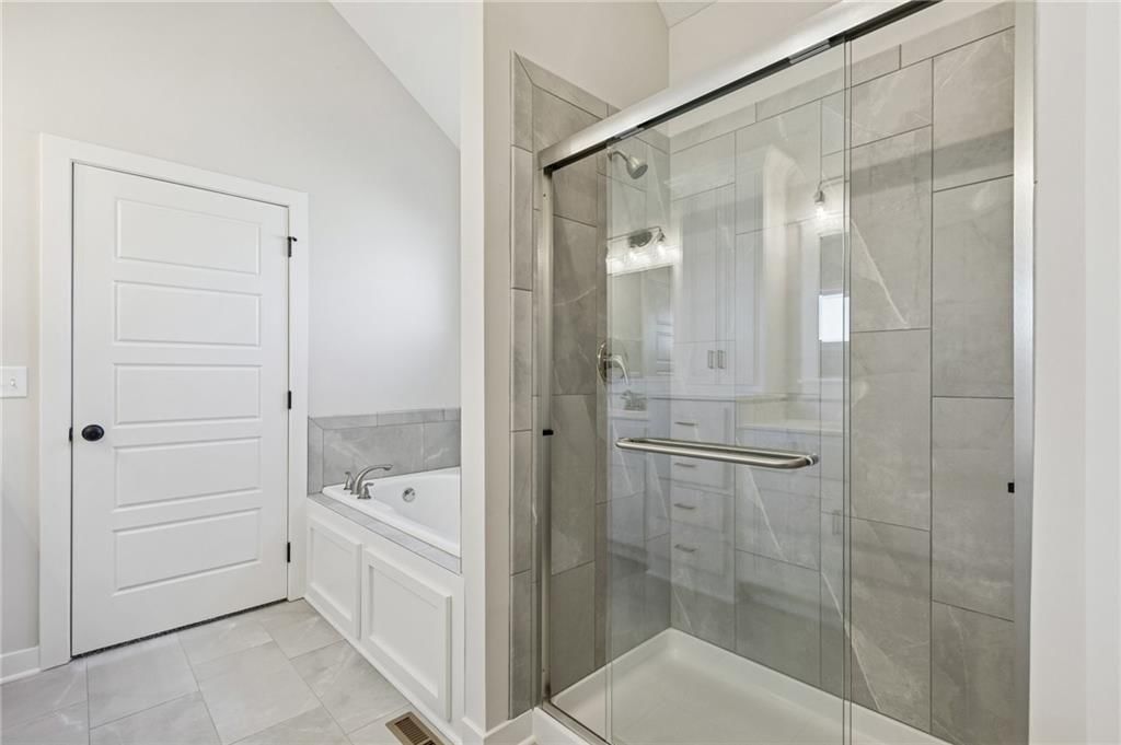 Photo 31 of 46 - 9810 N Laurel Avenue, Kansas City, MO 64157