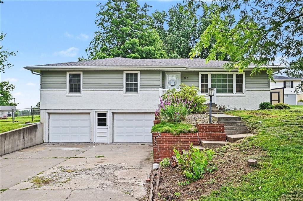 1207 Safari Drive, St Joseph, MO