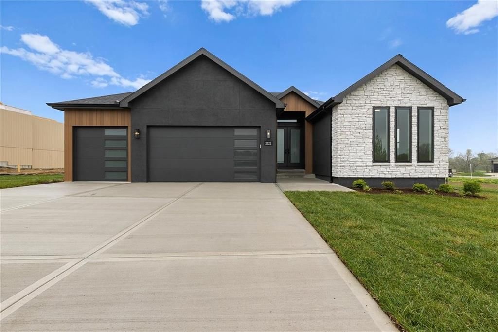 2120 SW Wheatfield Drive — photo 1