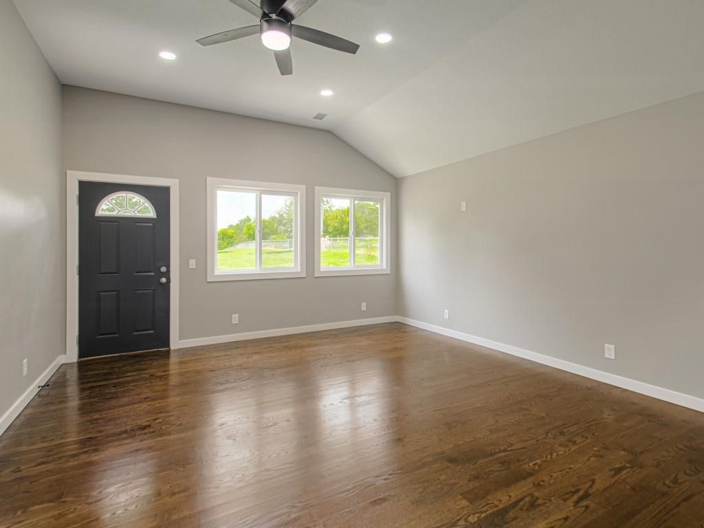 4946 Logan Avenue — photo 6