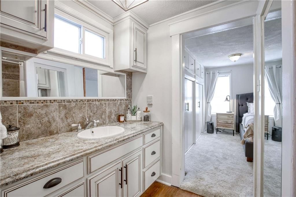 831 W 39th Terrace — photo 37