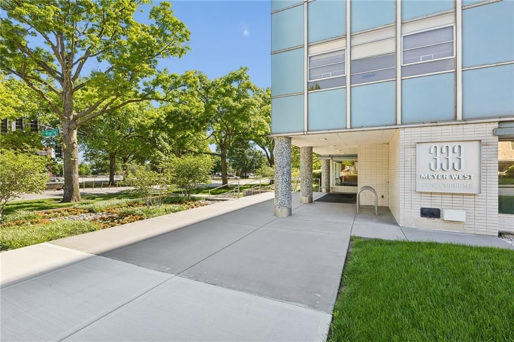 333 W Meyer Boulevard — photo 2