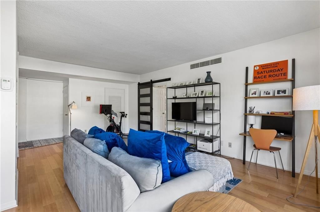 333 W Meyer Boulevard — photo 9