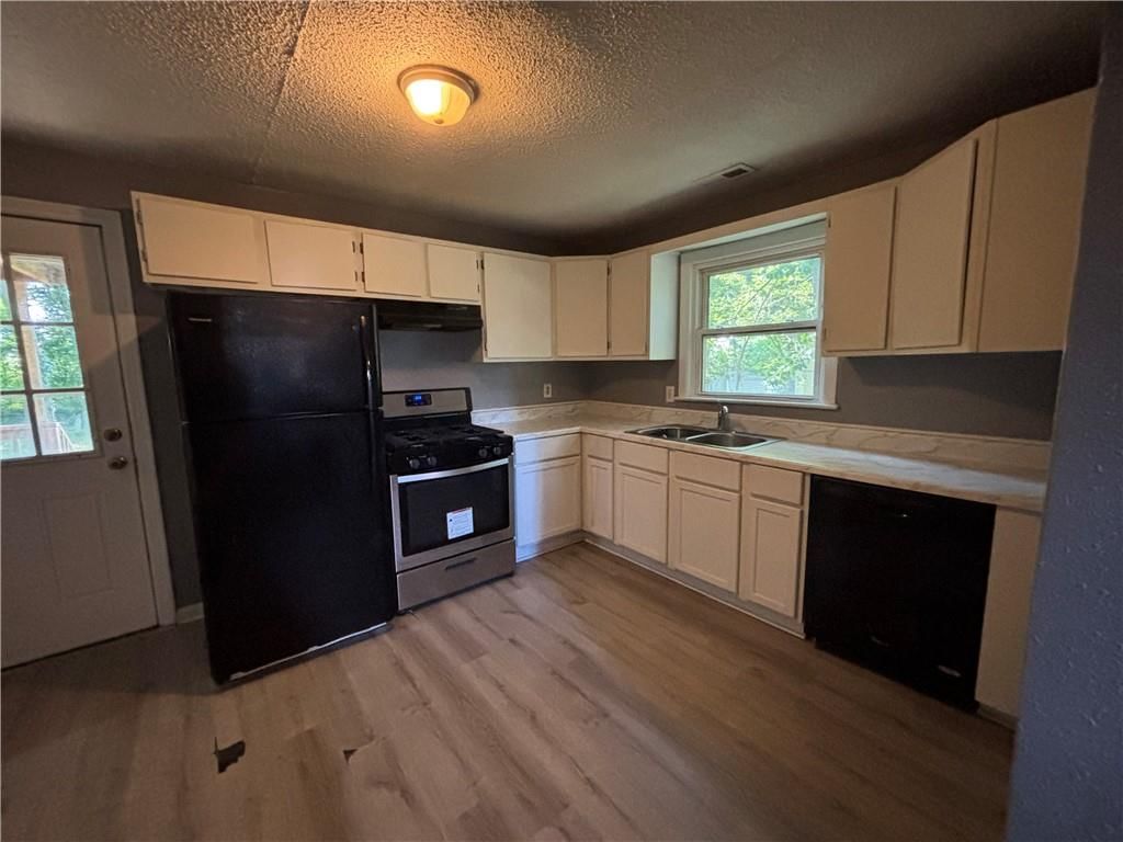 402 Benton Street — photo 6