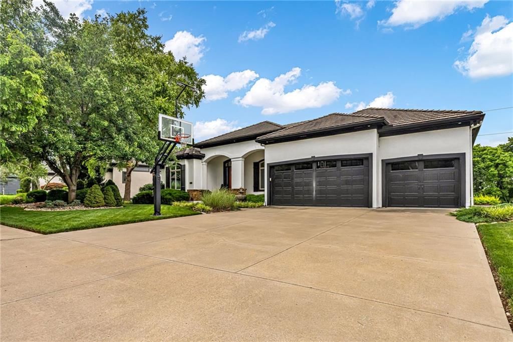 2421 NE Lake Breeze Drive — photo 1