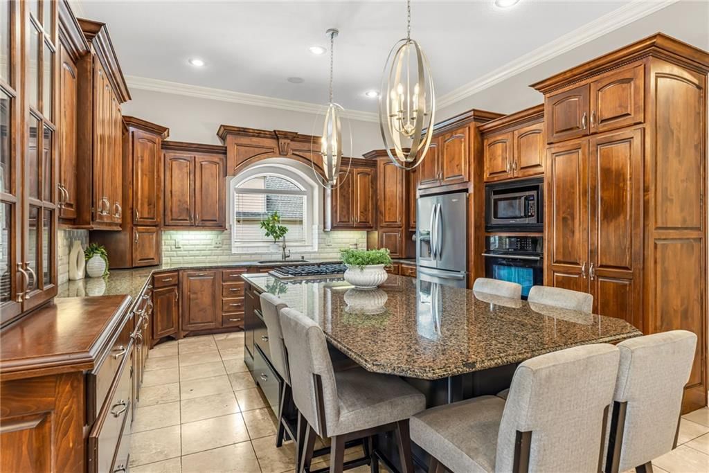 2421 NE Lake Breeze Drive — photo 9