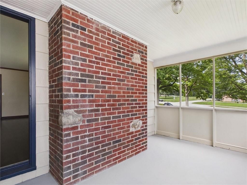 Photo 5 of 41 - 909 NE Vivion Road, Kansas City, MO 64118