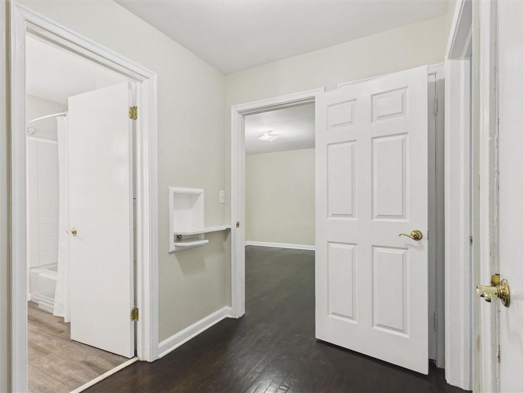 Photo 11 of 41 - 909 NE Vivion Road, Kansas City, MO 64118