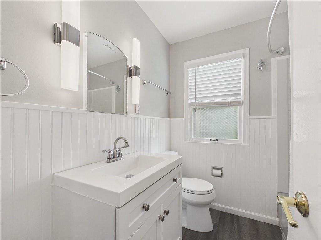 Photo 12 of 41 - 909 NE Vivion Road, Kansas City, MO 64118