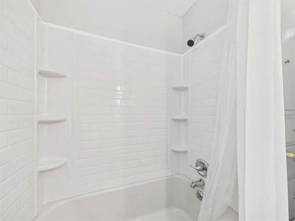 Photo 13 of 41 - 909 NE Vivion Road, Kansas City, MO 64118