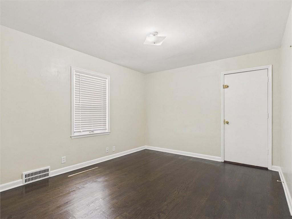 Photo 14 of 41 - 909 NE Vivion Road, Kansas City, MO 64118