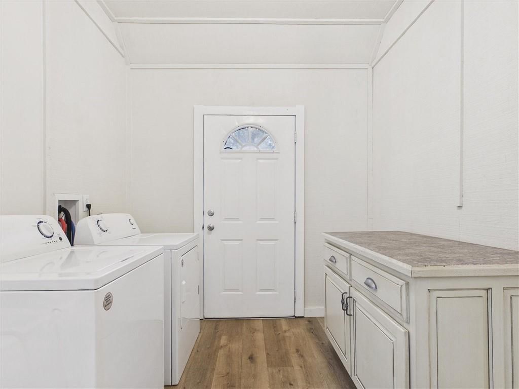 Photo 16 of 41 - 909 NE Vivion Road, Kansas City, MO 64118
