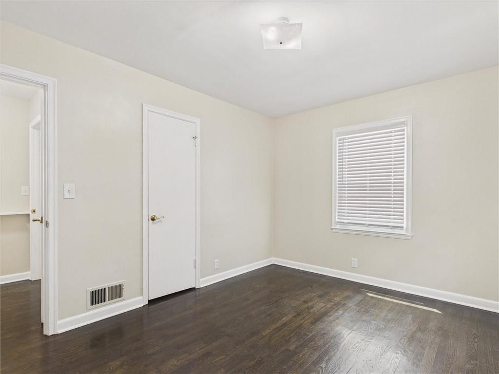 Photo 17 of 41 - 909 NE Vivion Road, Kansas City, MO 64118