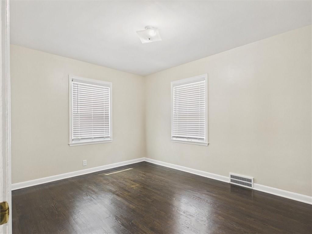 Photo 18 of 41 - 909 NE Vivion Road, Kansas City, MO 64118