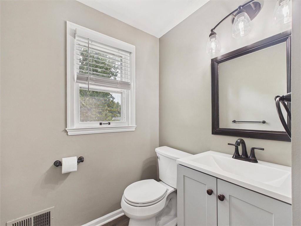 Photo 22 of 41 - 909 NE Vivion Road, Kansas City, MO 64118