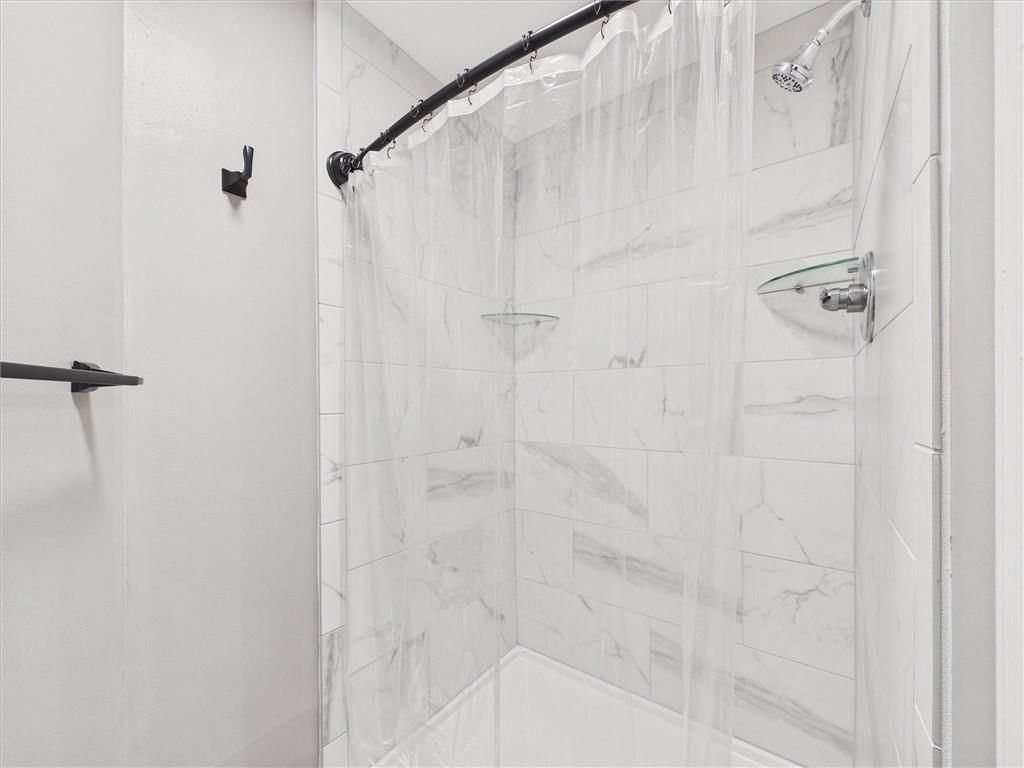 Photo 23 of 41 - 909 NE Vivion Road, Kansas City, MO 64118