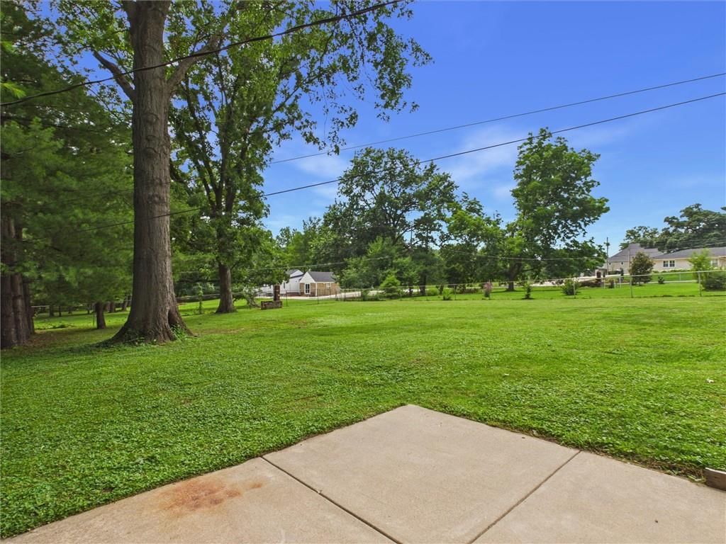 Photo 30 of 41 - 909 NE Vivion Road, Kansas City, MO 64118