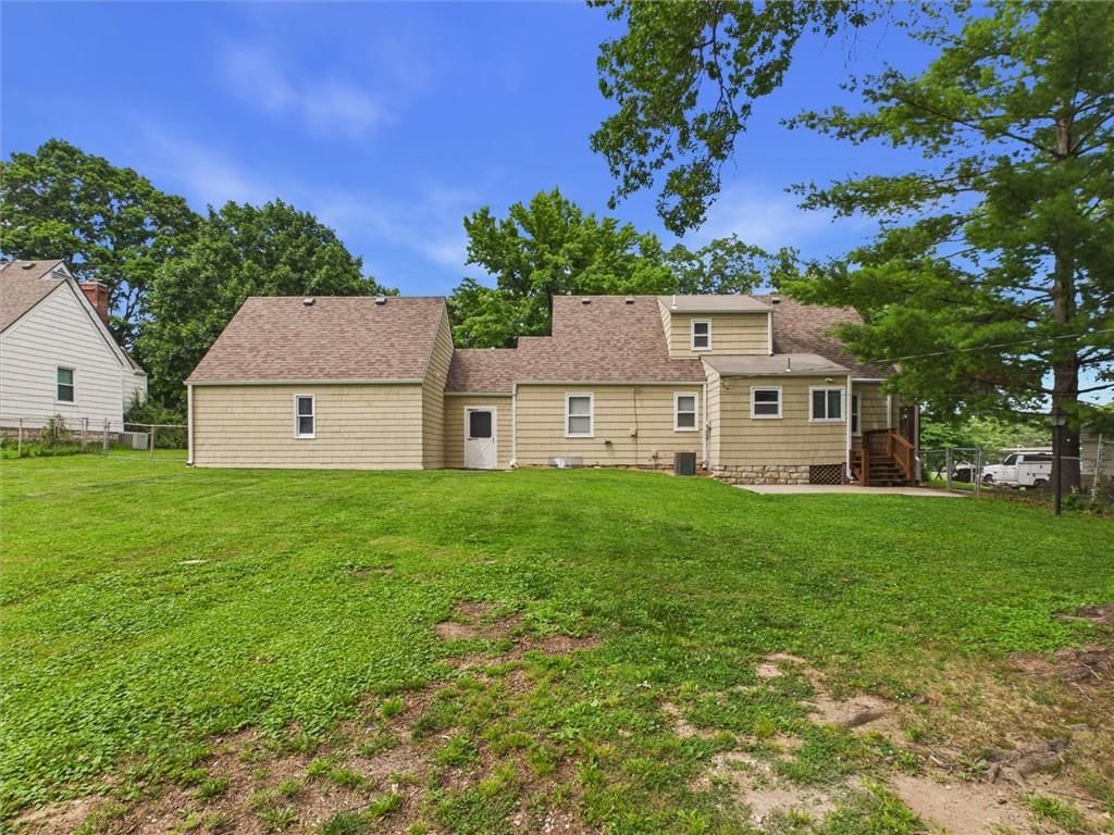 Photo 31 of 41 - 909 NE Vivion Road, Kansas City, MO 64118