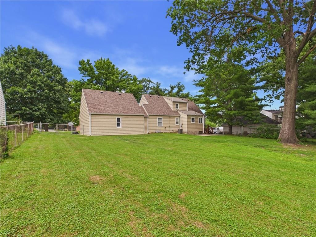 Photo 32 of 41 - 909 NE Vivion Road, Kansas City, MO 64118