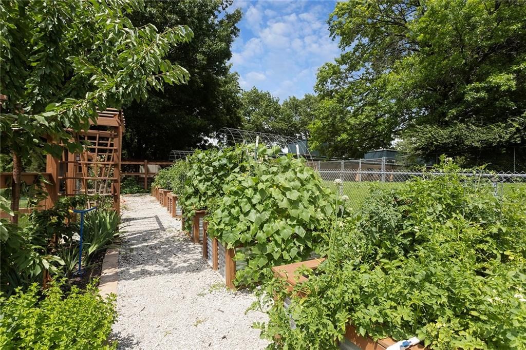 7327 Hardy Street — photo 44