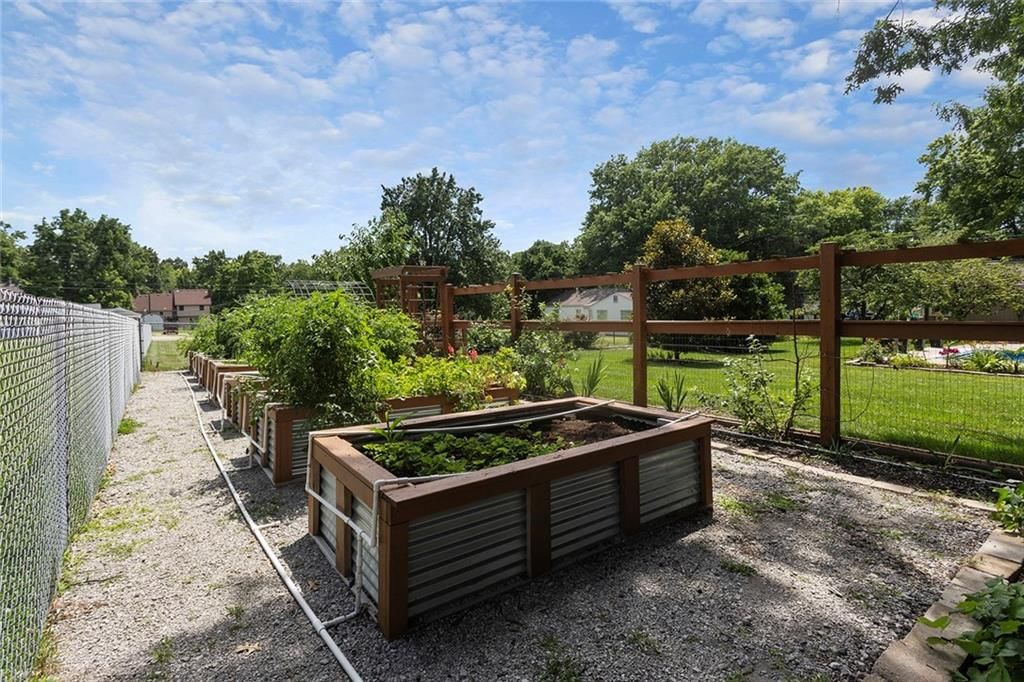 7327 Hardy Street — photo 46