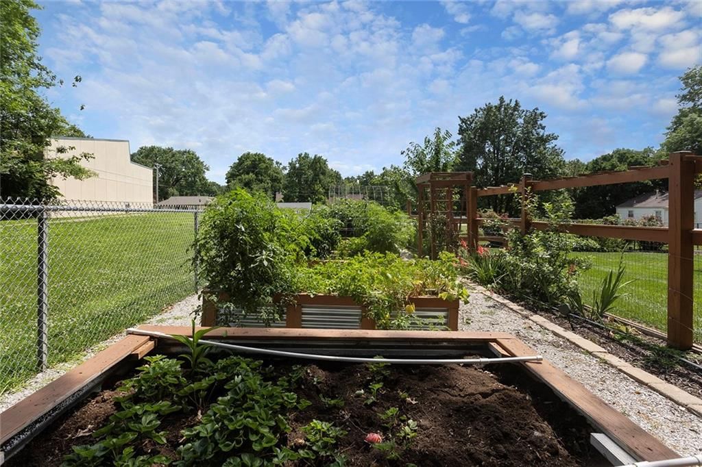 7327 Hardy Street — photo 47