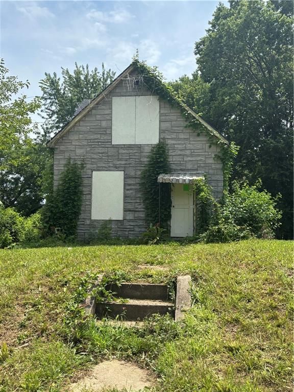 2221 Garfield Avenue — photo 1
