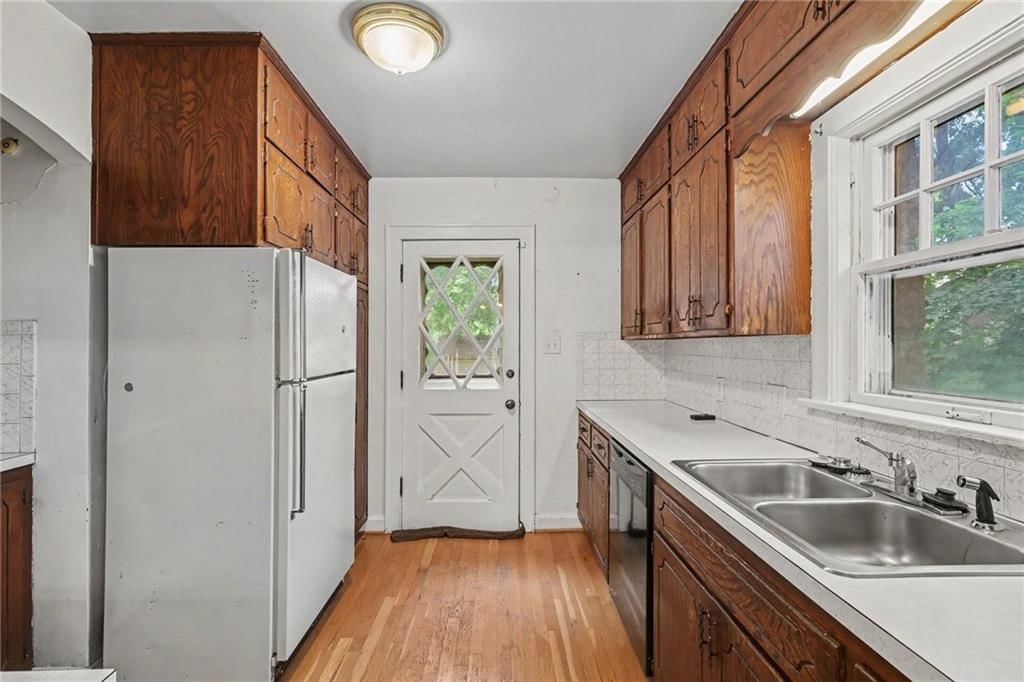 Photo 10 of 36 - 8115 Shawnee Drive, Overland Park, KS 66212