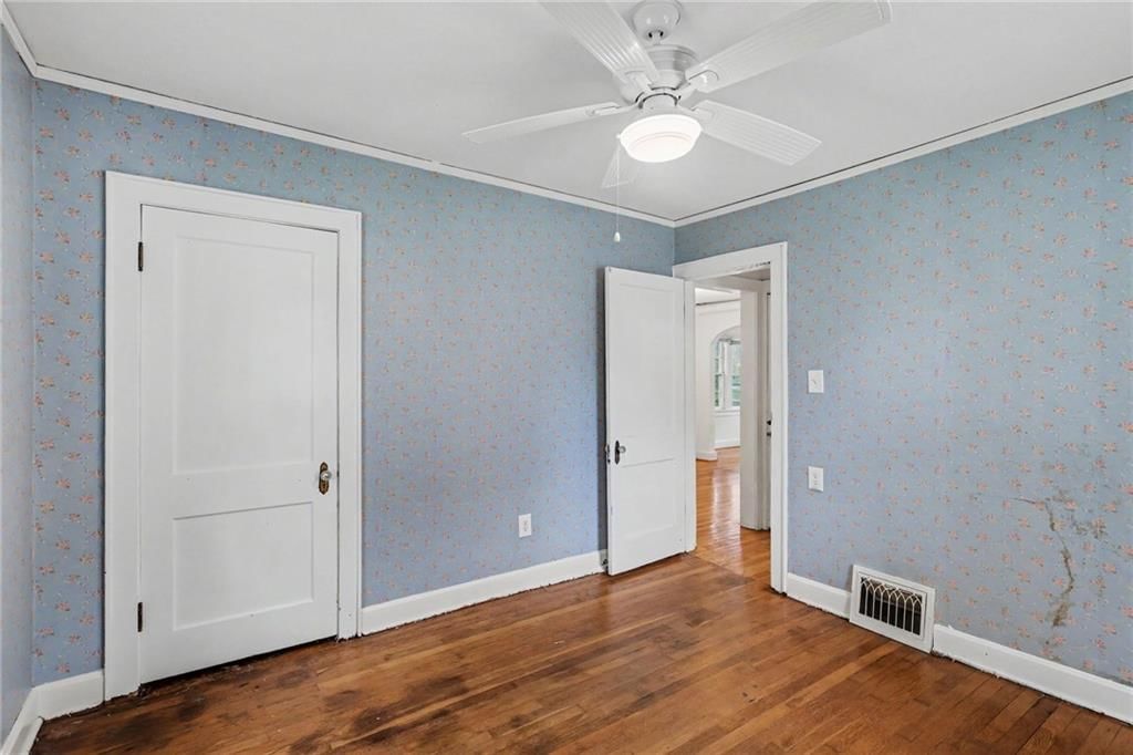 Photo 15 of 36 - 8115 Shawnee Drive, Overland Park, KS 66212