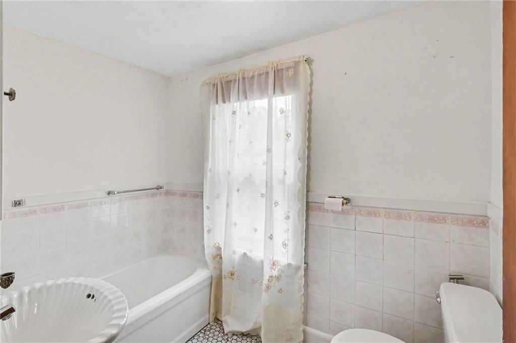 Photo 16 of 36 - 8115 Shawnee Drive, Overland Park, KS 66212