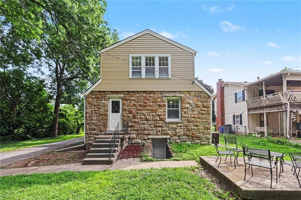 Photo 21 of 36 - 8115 Shawnee Drive, Overland Park, KS 66212