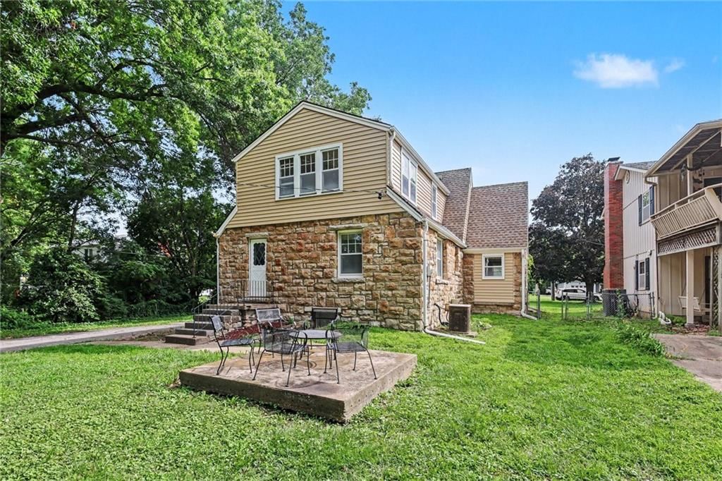 Photo 22 of 36 - 8115 Shawnee Drive, Overland Park, KS 66212