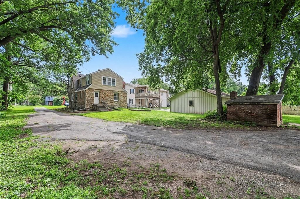 Photo 23 of 36 - 8115 Shawnee Drive, Overland Park, KS 66212