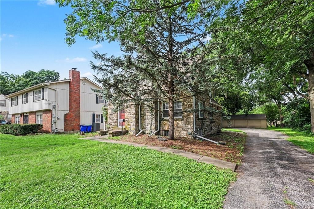Photo 24 of 36 - 8115 Shawnee Drive, Overland Park, KS 66212