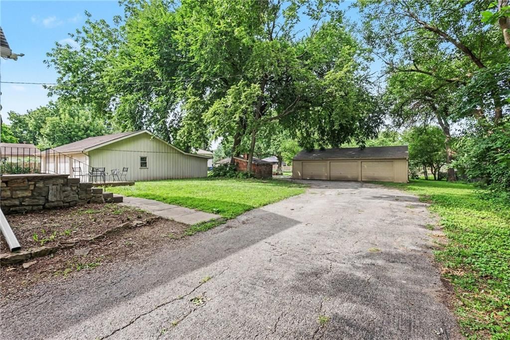Photo 25 of 36 - 8115 Shawnee Drive, Overland Park, KS 66212