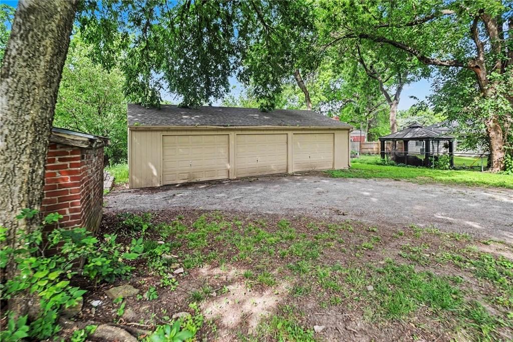 Photo 26 of 36 - 8115 Shawnee Drive, Overland Park, KS 66212