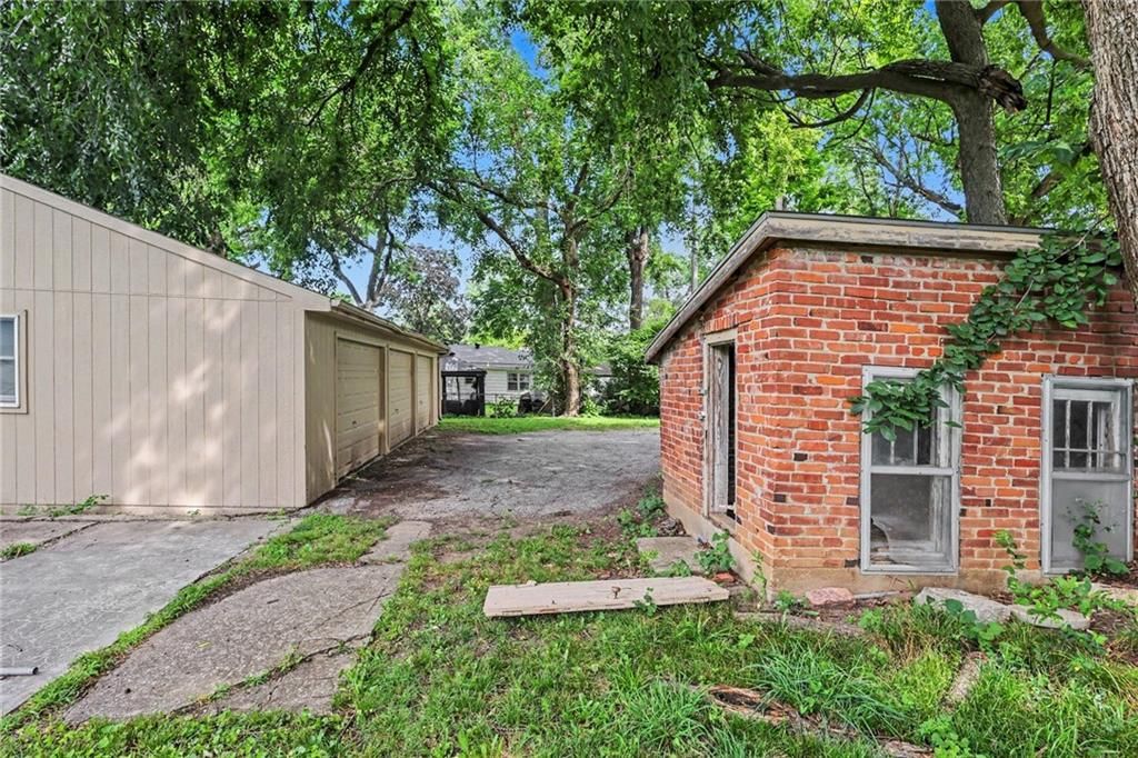 Photo 27 of 36 - 8115 Shawnee Drive, Overland Park, KS 66212