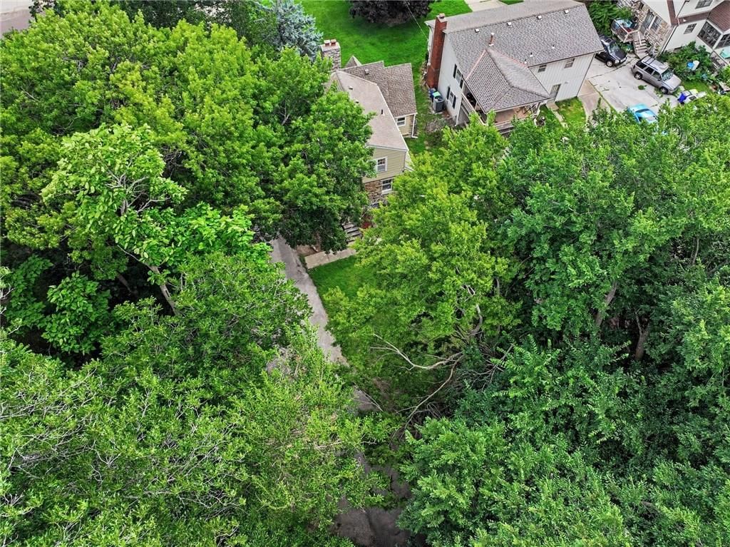 Photo 28 of 36 - 8115 Shawnee Drive, Overland Park, KS 66212