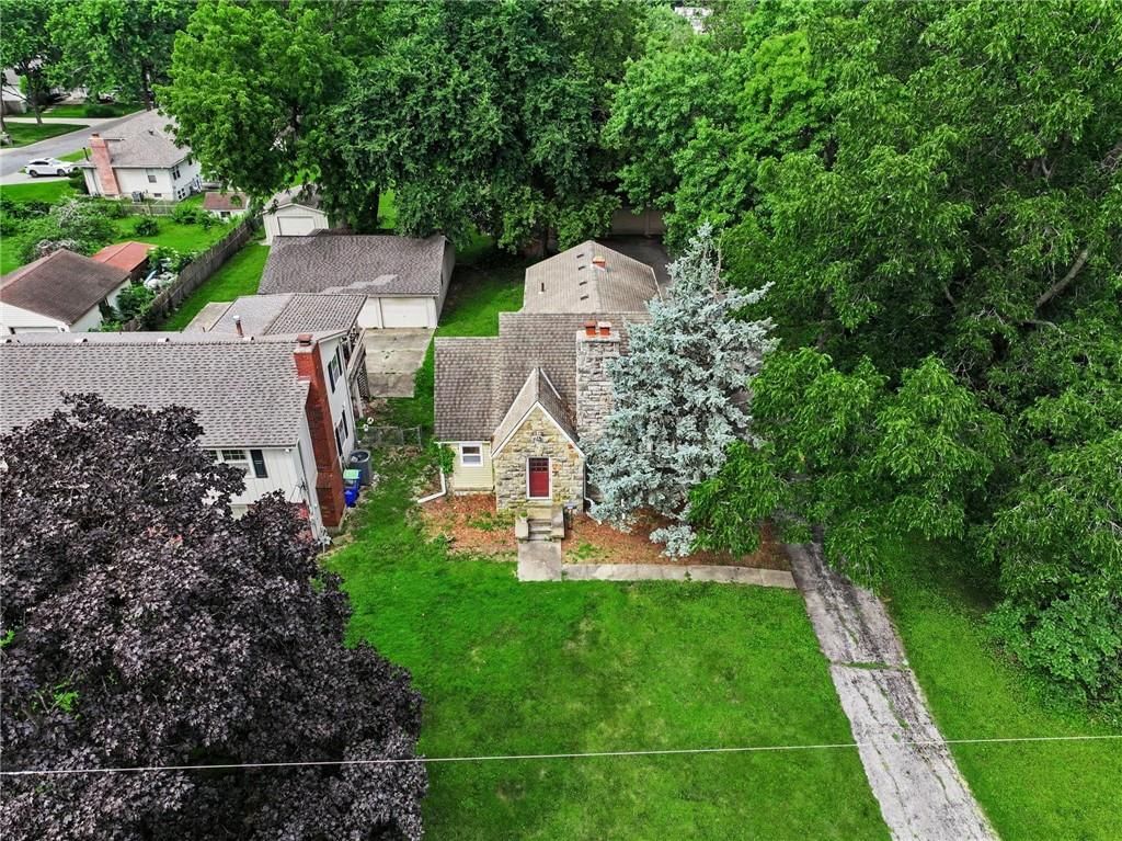 Photo 29 of 36 - 8115 Shawnee Drive, Overland Park, KS 66212