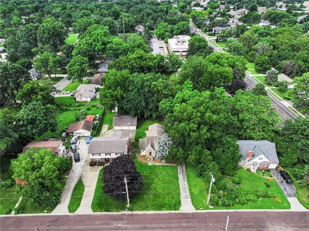 Photo 30 of 36 - 8115 Shawnee Drive, Overland Park, KS 66212