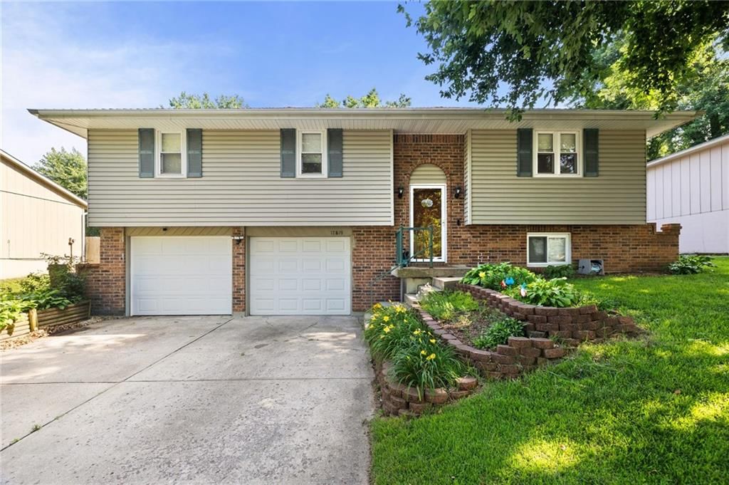 Photo 1 of 37 - 17819 E Greentree Avenue, Independence, MO 64057