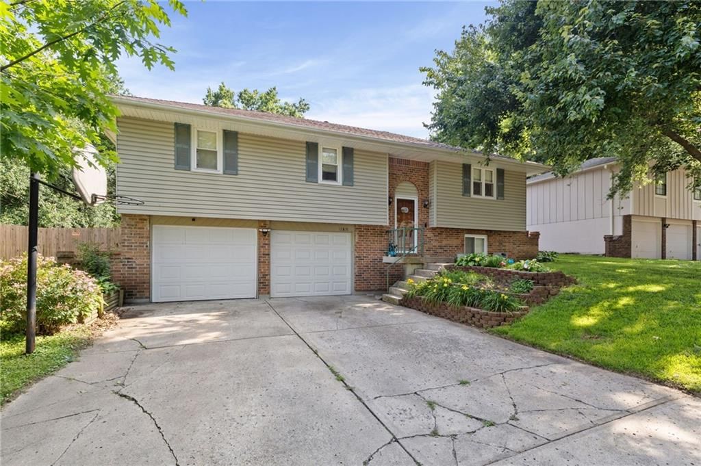 Photo 2 of 37 - 17819 E Greentree Avenue, Independence, MO 64057