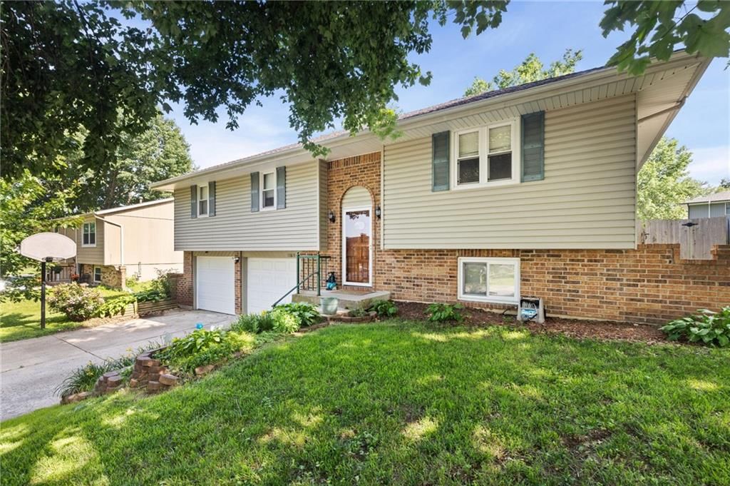 Photo 3 of 37 - 17819 E Greentree Avenue, Independence, MO 64057