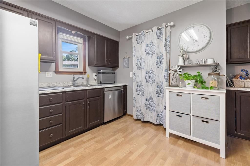 Photo 10 of 37 - 17819 E Greentree Avenue, Independence, MO 64057