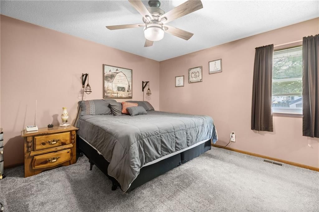 Photo 14 of 37 - 17819 E Greentree Avenue, Independence, MO 64057