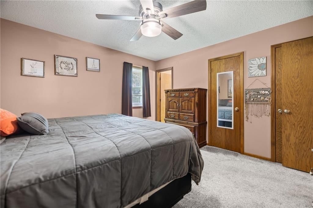 Photo 15 of 37 - 17819 E Greentree Avenue, Independence, MO 64057