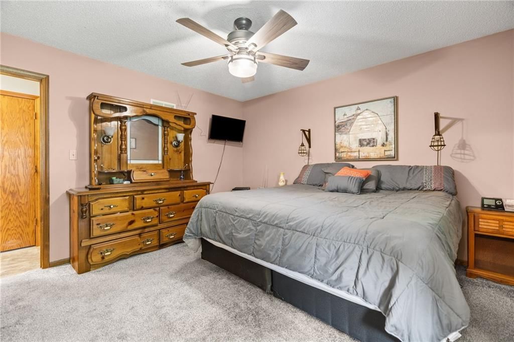 Photo 16 of 37 - 17819 E Greentree Avenue, Independence, MO 64057