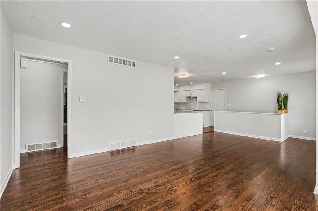 10104 Wheeling Avenue — photo 4