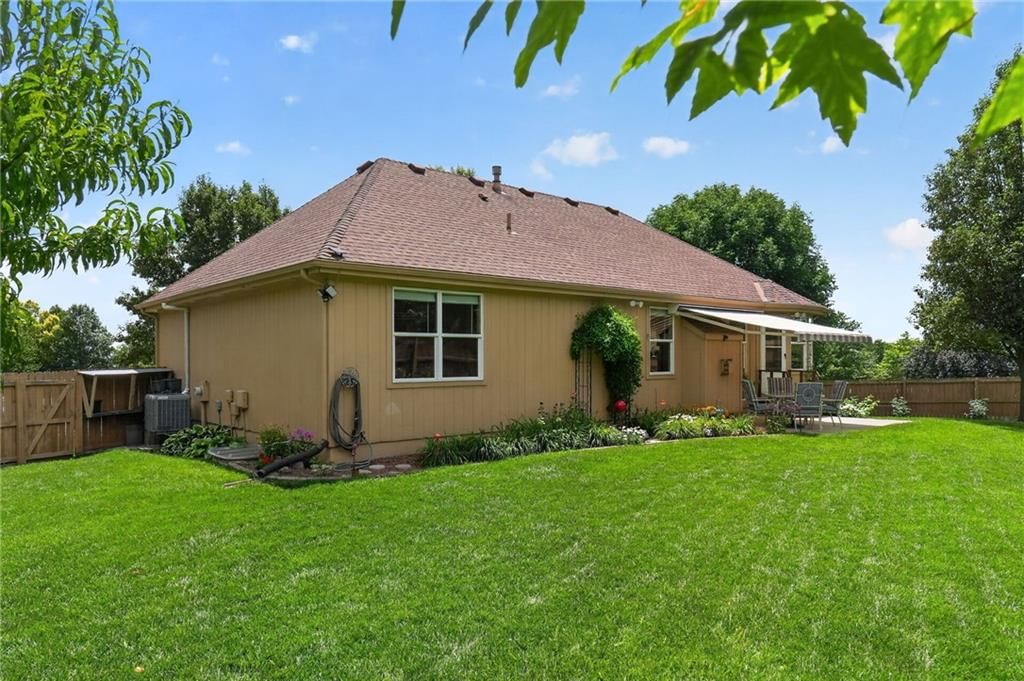 10658 S EMERALD Street — photo 35