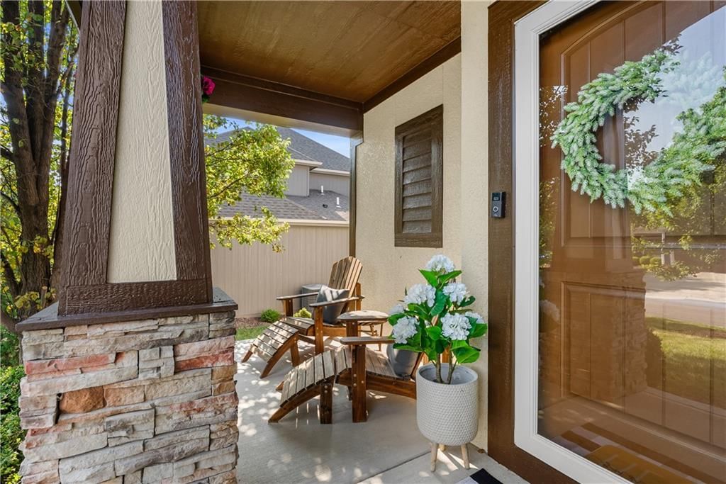 508 SW Lake Side Drive — photo 3